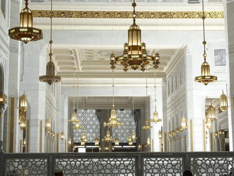 A serene view of the Makkah captured without human focus, honoring the spiritual sanctity and sacred atmosphere of Islam’s holiest sites.