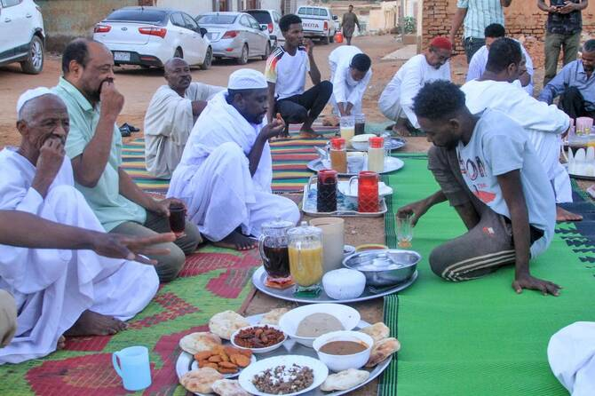 Sudanese families breaking their Ramadan 2026 fast on a street in Omdurman during the Sudan civil war.